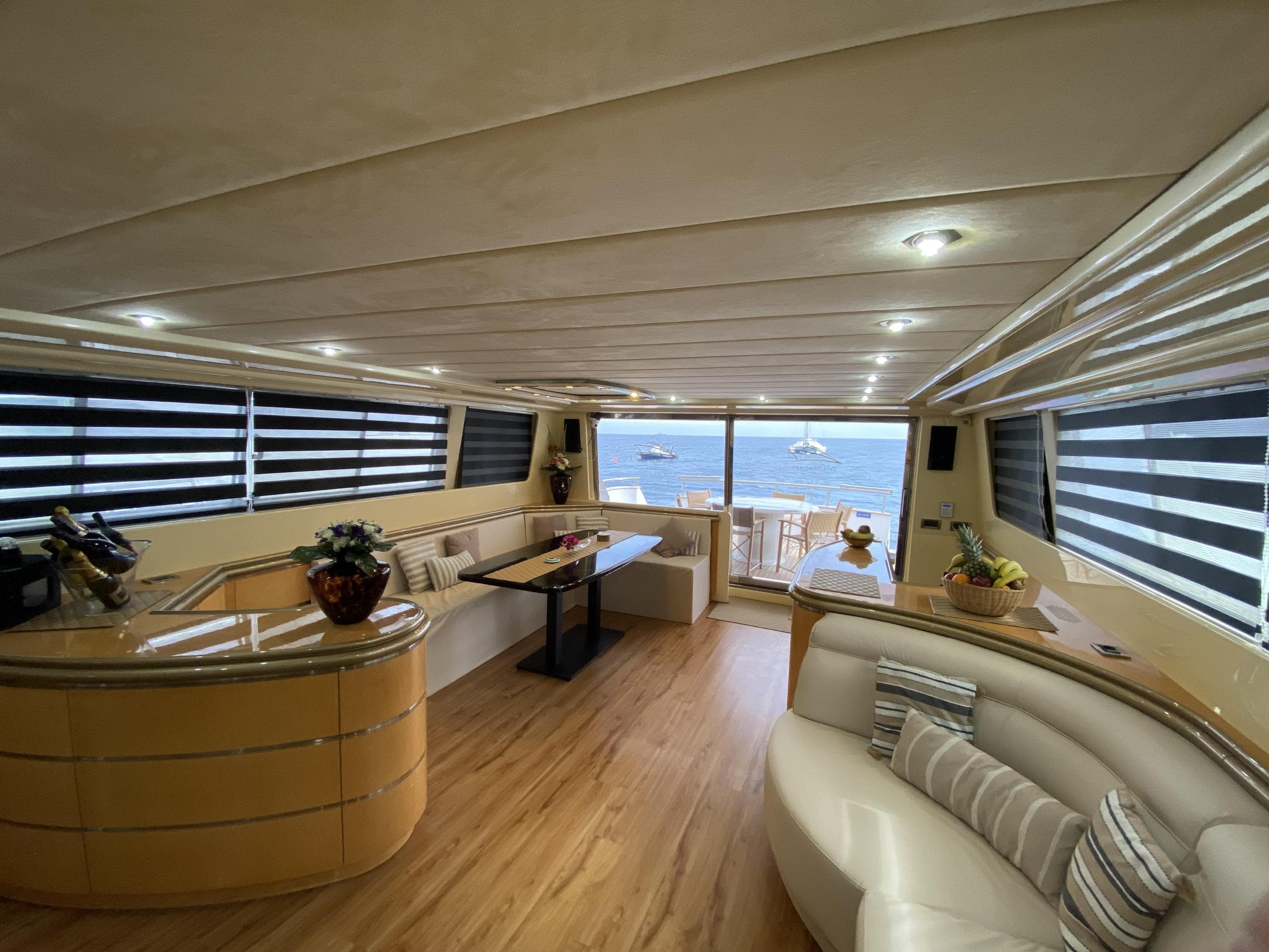 Super Phantom 85 yacht_Saloon.jpg